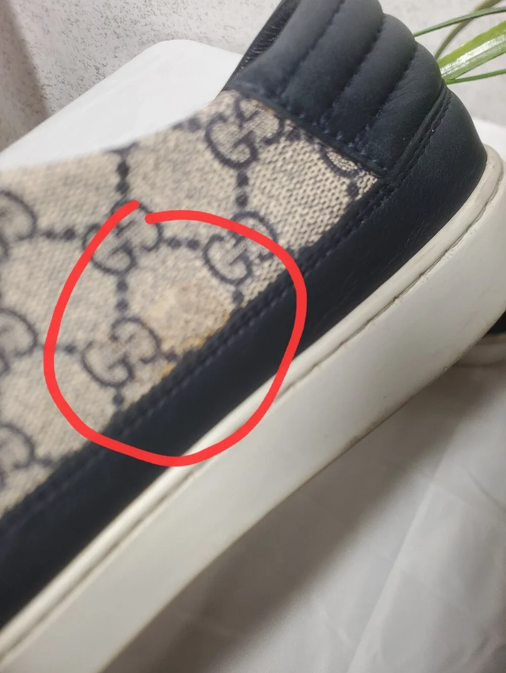 Gucci GG Supreme Monogram Low-Top Sneakers In A Midnigth Blue & Beige Size 8